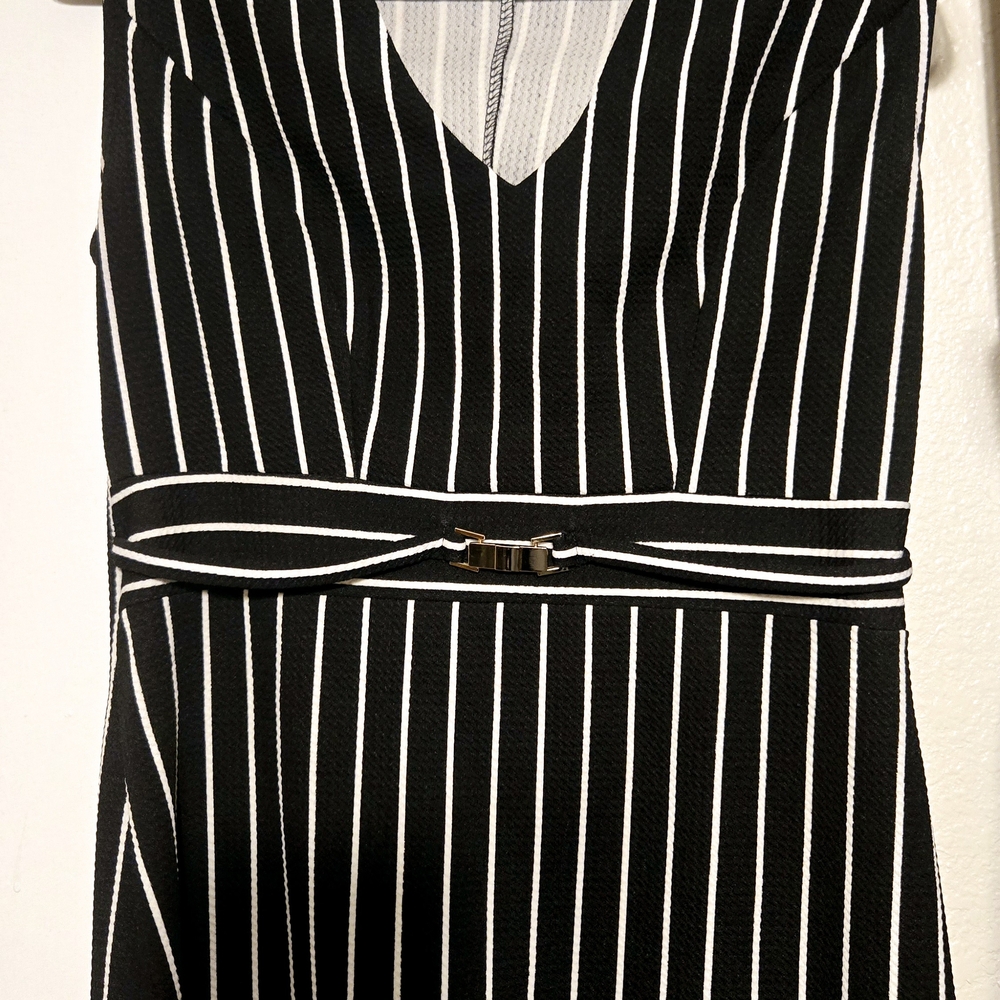 Iris Black and White Sheath Dress with V-Neck and Sleeveless Design for Work
